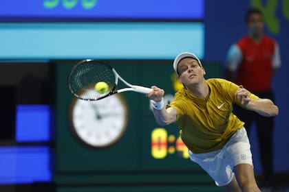 El italiano Jannik Sinner estuvo incómodo y cayó con el checo Jakub Mensik en los cuartos de final del Qatar Open
