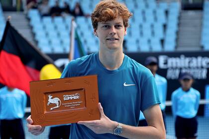 El italiano Jannik Sinner tras vencer a su compatriota Stefano Travaglia en la final del Great Ocean Road Open en Melbourne.