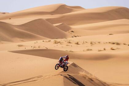 El italiano Paolo Lucci y un salto de ballet en las dunas de Arabia Saudita; de 30 años, con KTM desanda su tercera travesía en el rally-raid.