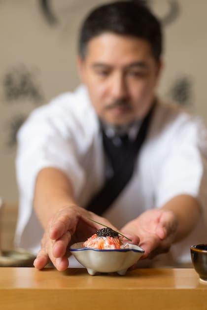 El itamae es un experto en cocina japonesa. Literalmente, “el que está detrás de la barra”. Uni Sushi