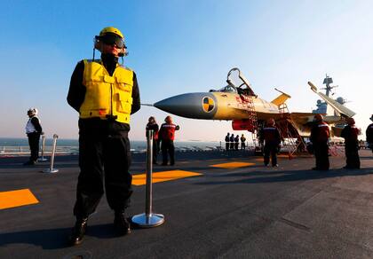 El J-15 es el primer caza chino multiusos diseñado para su uso en portaaviones