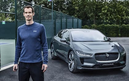 El Jaguar de Andy Murray y la cancha de tenis de su casa. Crédito: Jaguar