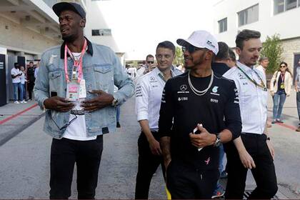 El jamaiquino Usain Bolt y Lewis Hamilton pasean por el circuito de Austin, en Estados Unidos; el piloto británico ganó en 2017, en medio del revuelo que provocaron los jugadores de la NFL que desafiaban al presidente Donald Trump en protestas por la discriminación y el racismo