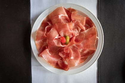 El jamón crudo serrano El Búho se vende a todo el país.