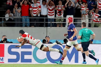 Pieter Labuschagne, de Japón, anota un try