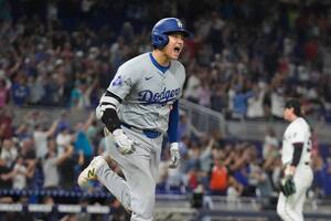 El japonés Shohei Ohtani, de los Dodgers de Los Ángeles, festeja luego de conectar su 50mo jonrón de la campaña ante los Marlins de Miami (AP Foto/Marta Lavandier)