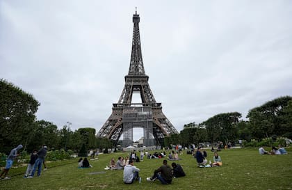 El jardín Champ-de-Mars junto a la Torre Eiffel en París, donde ocurrió el delito 