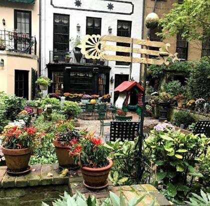 El jardín compartido está decorado y solo tiene acceso para los habitantes de las 20 casas adosadas