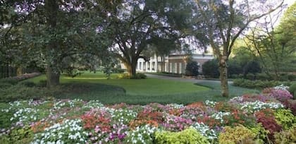 El jardín conecta las áreas privadas con los salones oficiales de la Mansión del Gobernador, inaugurada en 1957