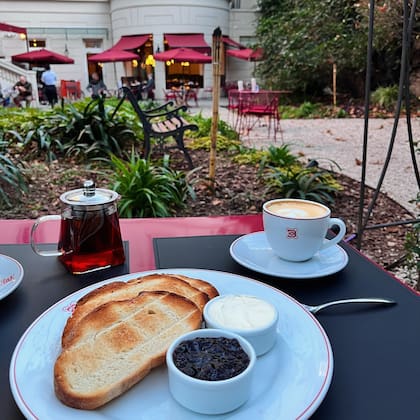 El jardín de Bravo es ideal para un desayuno tranquilo.