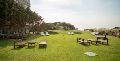 El jardín de Costa Cariló, un lugar que suelen elegir muchos huéspedes para descansar.