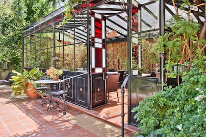 El jardín de invierno y sus vitrales afrancesados.