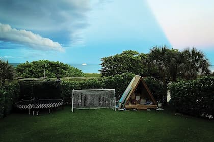 El jardín de la casa de la familia de Tomás Yankelevich en Surfside, con los juegos de sus hijos Inti y Mila.