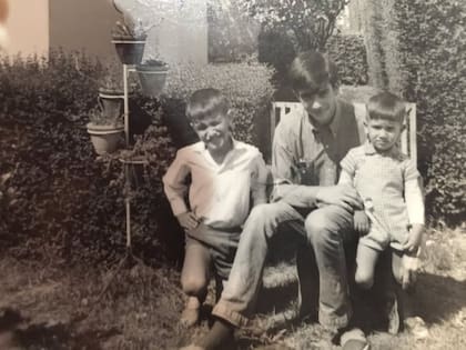 El jardín de la casa donde nació Dante Gebel, en Billinghurst, Buenos Aires. En la foto, a los tres años, aparece junto a sus hermanos: de izquierda a derecha, Diego (fallecido en 2010), Daniel Marcelo (fallecido en 2013) y Dante