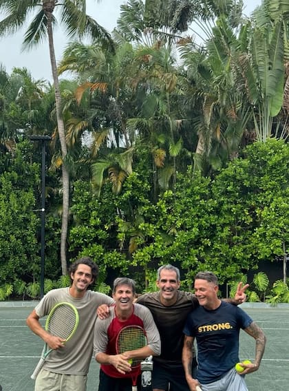 El jardín de la mansión está cubierto de vegetación y tiene una cancha de tenis (Instagram/@alejandrosanz)