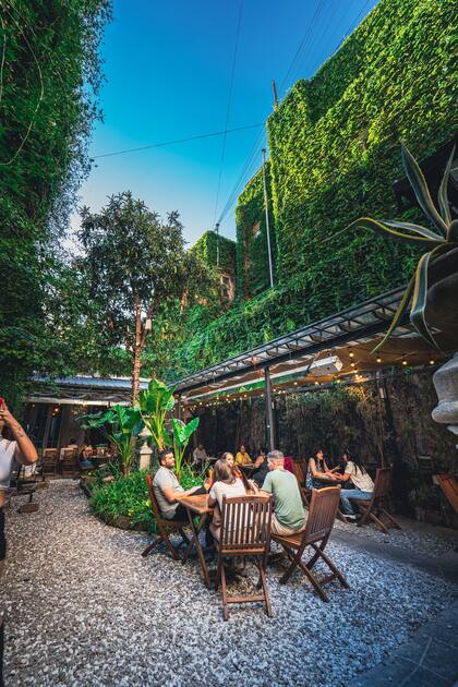 El jardín de Milión cotiza alto en los mediodías y noches de verano.
