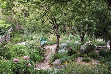 La casa del tejedor cuenta con un jardín de plantas aptas para zonas secas, un lugar de senderos, de bancos para sentarse a la sombra y de especies que se van naturalizando.