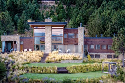 El jardín del frente es una sucesión de terrazas de forma orgánica, con cambios de nivel. En la plantación se rescató el espíritu del lugar, pero transformándolo en un jardín para ser vivido.