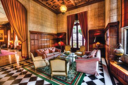 El jardín D´hiver , devenido living, era el lugar en el que Mercedes Zapiola de Ortiz Basualdo tomaba el té con sus amigas.