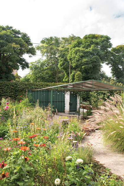El jardín está diseñado con grandes canteros de herbáceas anuales y perennes y algunas bulbosas que se combinan en colores y contrastan en formas