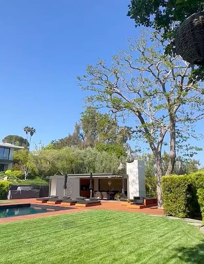 El jardín exterior de la casa de Jennifer Aniston