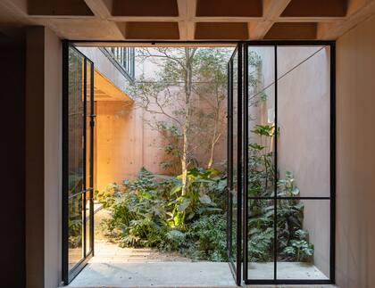 El jardín no queda afuera: atraviesa las aberturas y se incorpora al interior, transformando el patio interno en una extensión habitable.