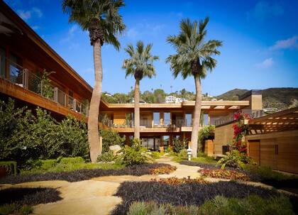 El jardín principal del Nobu Ryokan Malibu.