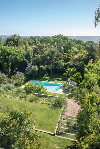 El jardín puede recorrerse por las rampas que flotan sobre la plantación suelta y se van intercalando con las terrazas de césped