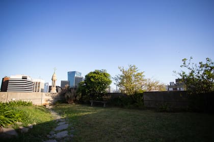 El jardín que Corina Kavanagh mandó a construir en el piso 14 del rascacielos. La construcción del Edificio Kavanagh duró solo 14 meses y fue un récord. Desde allí Corina podría ver la basílica que, dicen, mandó a ocultar de la vista de los Anchorena (que vivían del otro lado de la Plaza San Martín, donde hoy está Cancillería).