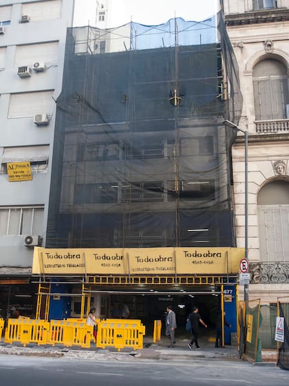 El jardín que están construyendo en la avenida Corrientes