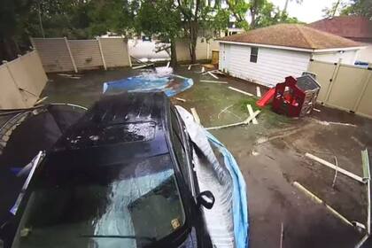 El jardín quedó completamente anegado luego del ingreso violento de la camioneta en él y la destrucción de la pileta de tipo tanque australiano