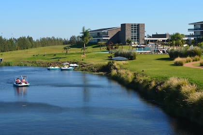 El jardín se conecta con las lagunas y el río Arapey, donde se puede remar en kayak o practicar paddle boat.