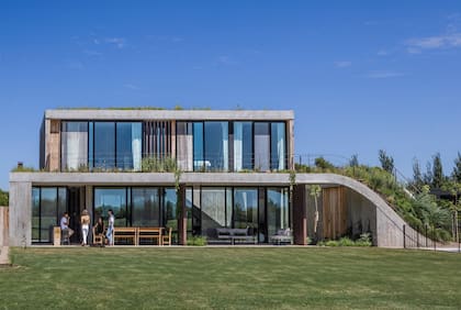 El jardín se triplica en altura y ofrece distintas experiencias en cada nivel. Aberturas de aluminio negro ‘A40’ (OpenBro).