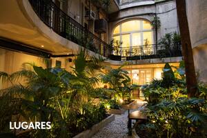 El jardín secreto del edificio es uno de los atractivos del restaurante