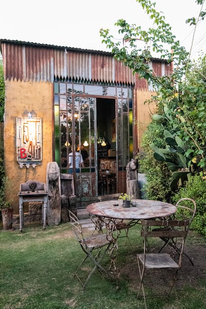 El jardín-taller del artista Santiago Dartiguelongue en La Cumbre, con un aire muy personal y con mucho material reciclado.