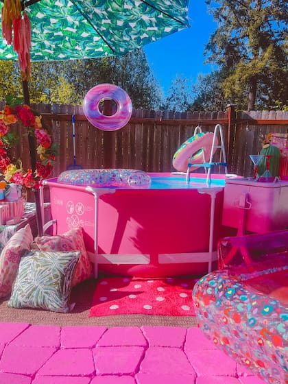 El jardín trasero de Amanda Hansen en Tacoma, Washington, hace un guiño a Palm Springs con una piscina y el suelo de color rosa intenso.