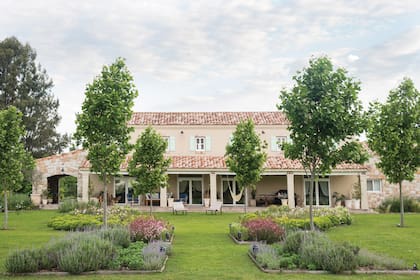 El jardín trasero presenta un importante eje hacia el paisaje existente en donde se ven praderas y montes de eucaliptos. Está conformado por canteros con herbáceas, azareros enanos que dan estructura y rosales. Un ritmo de jóvenes plátanos va creciendo y dándole estructura al conjunto. En este caso, la paleta que se usó fue de rosados y lilas.
