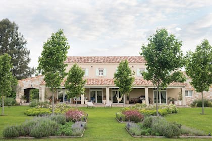 El jardín trasero presenta un importante eje hacia el paisaje existente en donde se ven praderas y montes de eucaliptos. Está conformado por canteros con herbáceas,  azareros enanos que dan estructura y rosales. Un ritmo de jóvenes plátanos va creciendo y dándole estructura al conjunto. En este caso, la paleta que se usó fue de rosados y lilas.