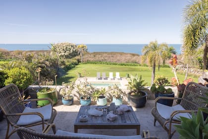 El jardín y la pileta dan sobre el Río de la Plata