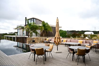 El jardín y la pileta del hotel