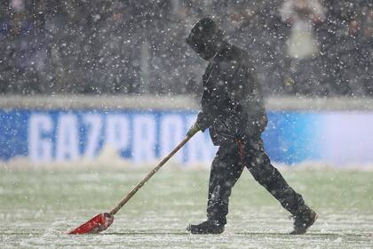El jardinero despeja la nieve del campo