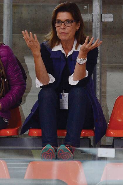 El jean se cuela en sus looks más cómodos y cancheros. Lo lleva en pantalalones (pueden ser blancos) y en camisas, incluso a veces redobla la apuesta y se suma al doble denim. Si es necesario, complementa con algún blazer, que tiene de todo tipo, corte y color.