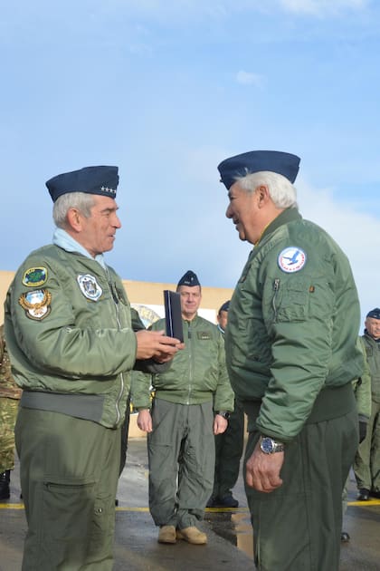 El Jefe de Escuadrón del Grupo 5 de Caza, Rubén Gustavo Zini (derecha), recibió la condecoración “Medalla Honor al Valor en Combate” en lugar de uno de sus pilotos, Vicente Autiero, quien no pudo estar presente en la ceremonia. (Fuerza Aérea Argentina).