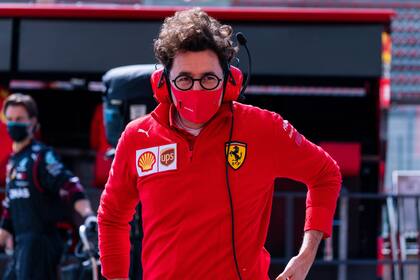 El jefe de Ferrari, Mattia Binotto, no descubre el rumbo y la Scuderia sufre; el ingeniero suizo definió el presente como una tormenta y desestimó hablar de crisis