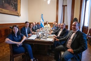 El jefe de Gabiente, Guillermo Francos, junto a Victoria Vilarruel y senadores en la reunión por las sesiones extraordinarias