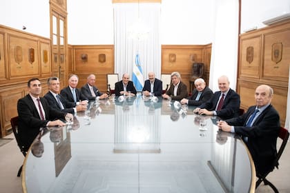 El jefe de Gabinete, el ministro de Desregulación y los integrantes del Grupo de los Seis