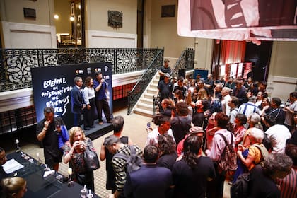 El jefe de gabinete Gabriel Sánchez Zinny, la ministra de Cultura Gabriela Ricardes y el director artístico de la Bienal, Martín Ramón, inauguraron el evento este jueves