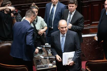 El jefe de Gabinete, Guillermo Francos, antes de dar su informe en la Cámara de Diputados