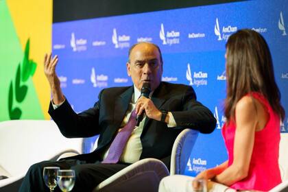 El jefe de Gabinete, Guillermo Francos con la periodista María Eugenia Duffard, en el Agribusiness Forum 2025 de la Amcham
