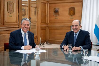 El jefe de Gabinete, Guillermo Francos, junto al gobernador de Neuquén, Rolando Figueroa